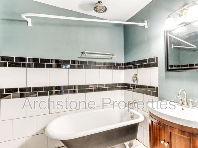 Building Photo - 608 Holoway Dr