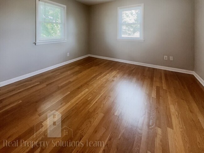 Building Photo - Two Story Home in Upper Arlington with att...