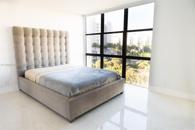 Building Photo - 17021 N Bay Rd