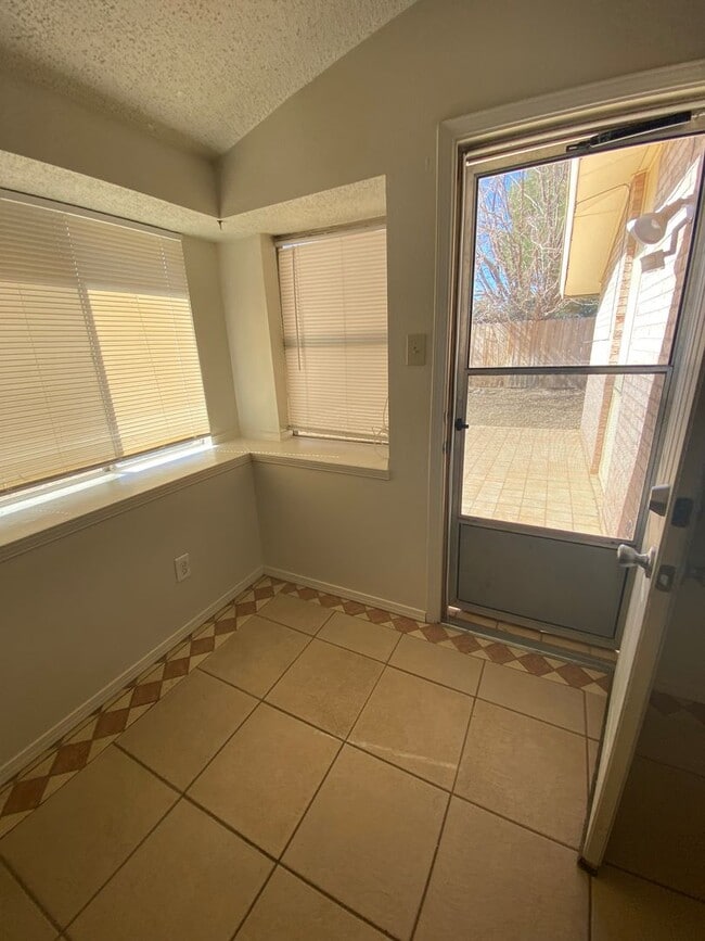 Building Photo - Cute 2 bedroom, 2 bath duplex, spacious ba...