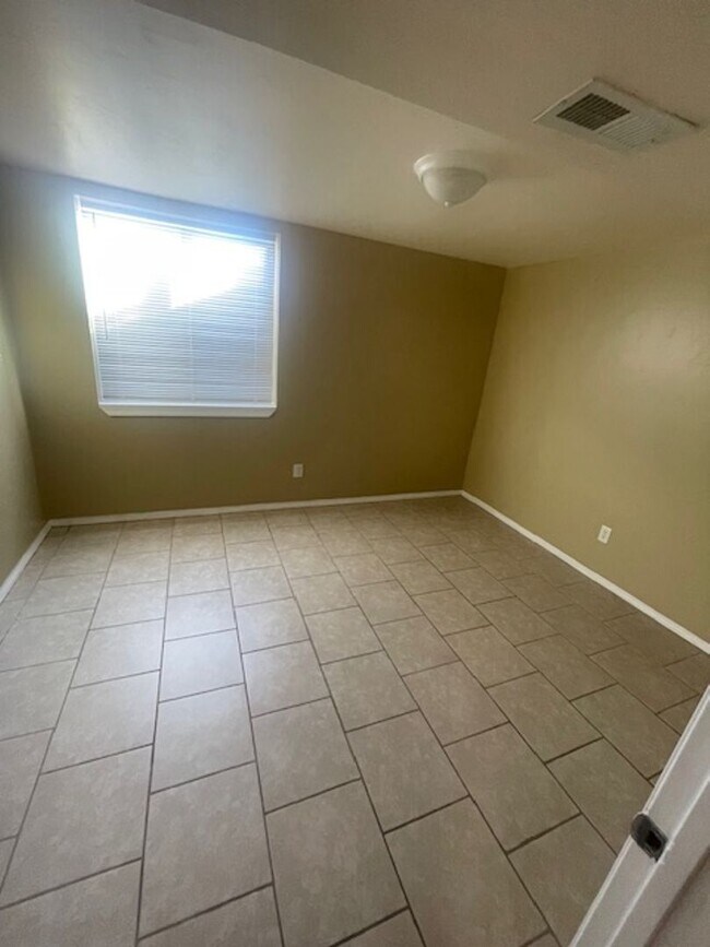 Building Photo - Newly Renovated - Spacious 5bed/2bath!