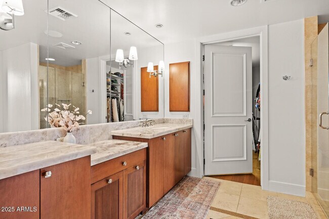 Building Photo - 2402 E Esplanade Ln