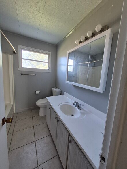 Building Photo - 1016 Elm St