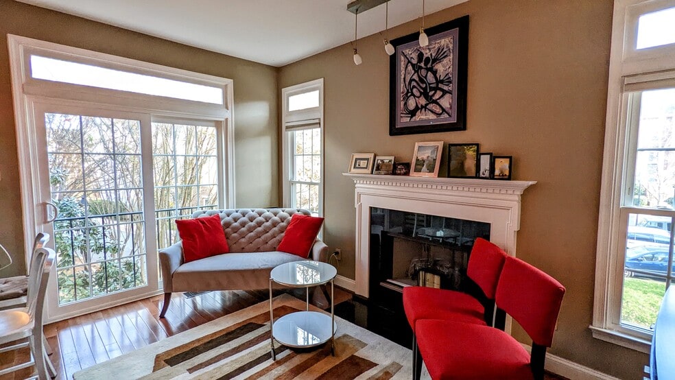 Kitchen Sitting Area - 501 Shorter Ln