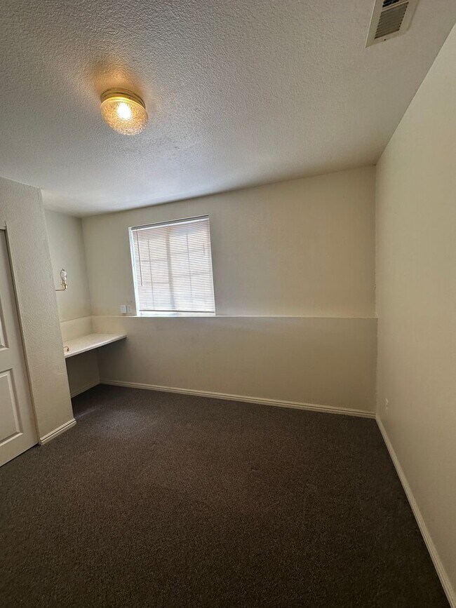 Building Photo - 4-bedroom, 2-bath apartment in Cedar City fourplex