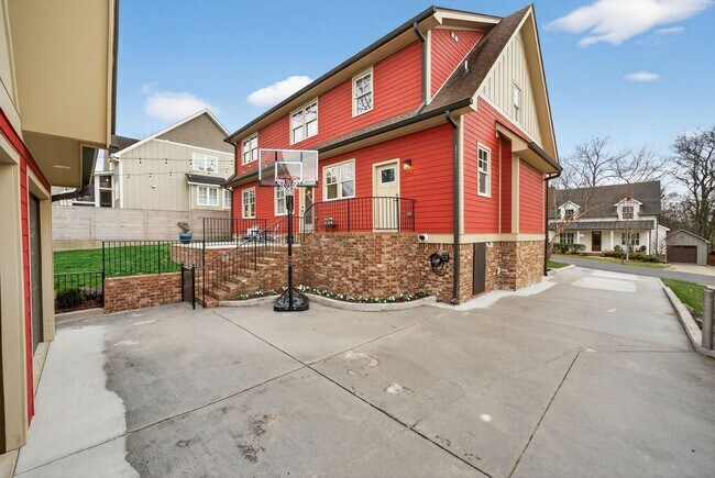 Building Photo - Great location, less than one mile from Historic Downtown Franklin.
