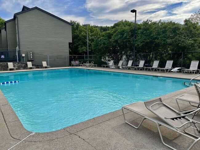 Building Photo - Renovated Condo in Green Hills Four Seasons!