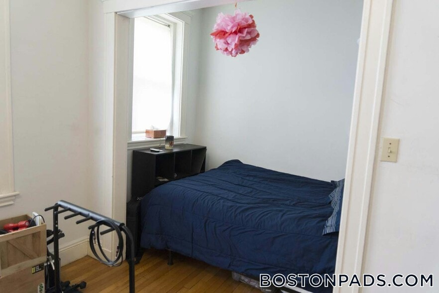 Building Photo - 137 Park Dr