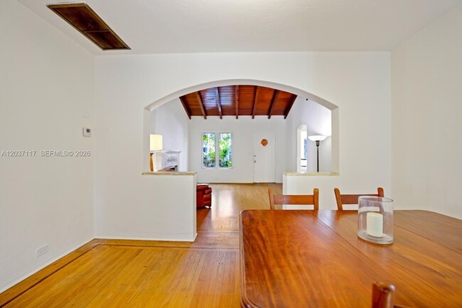 Building Photo - 720 NE 75th St