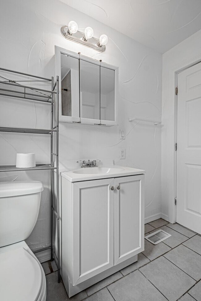 Building Photo - 4BD, 2BA Sun Valley Home with Large Driveway for Parking