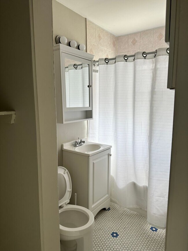 Building Photo - Large studio east of Chicago River