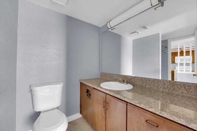 Building Photo - NEWLY REMODELED 2 BEDROOM CONDO!