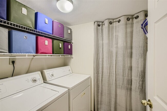 Building Photo - Updated 2 Bed 2 Bath Hunter Creek Condo W/Community Pool