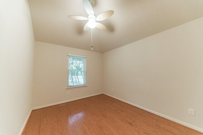 Building Photo - 519 Mesquite Dr