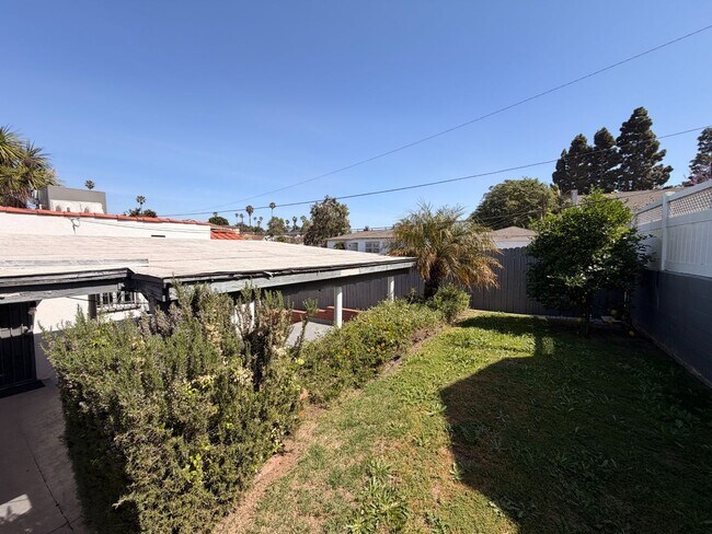 Building Photo - Charming 2 Bed Home with A/C, 2 Car Garage, Huge Yard & In-Unit Laundry $1,000.00 Off One Month's...