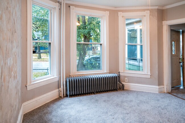 Building Photo - 556 Rose Ave E