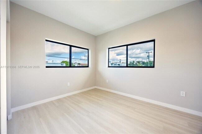 Building Photo - 630 NE 166th St