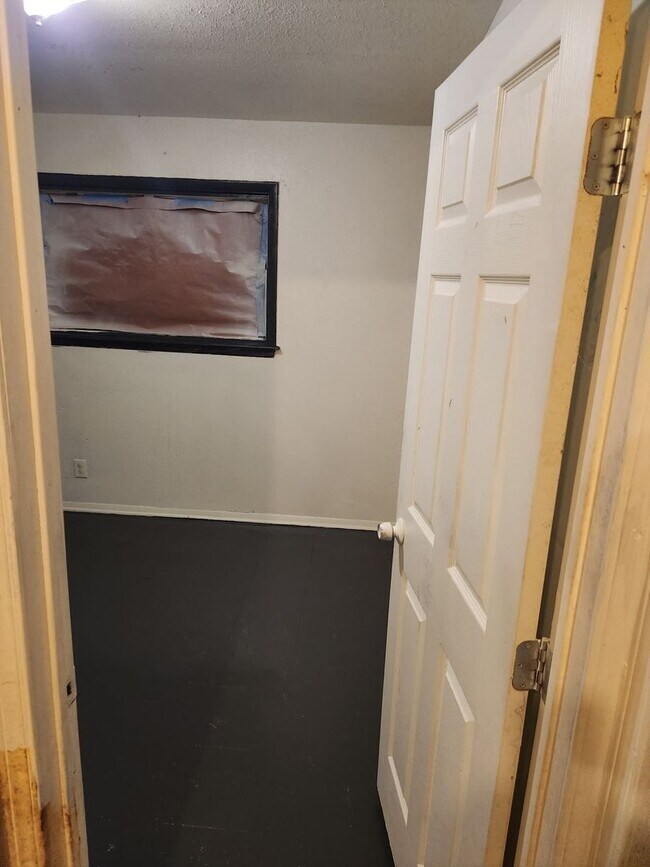 Building Photo - 3 bed 1 bath 1 car garage