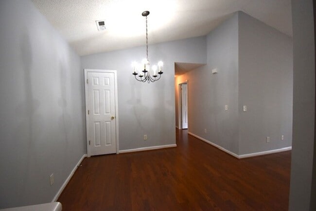 Building Photo - 2 bedroom 2 bath unit ready for you to mov...