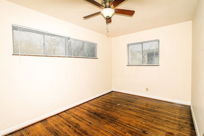 Building Photo - Lovely Afordable 2 Bedroom 1 Bath Garden A...