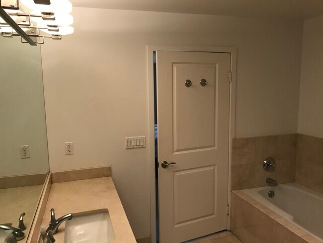 Building Photo - 1951 N Beachwood Dr