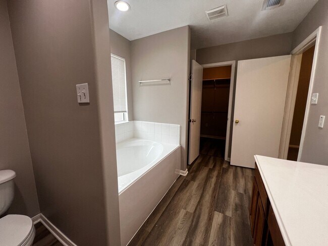 Building Photo - For Lease | 3 Bed, 2 Bath | 1,924 Sq Ft | ...