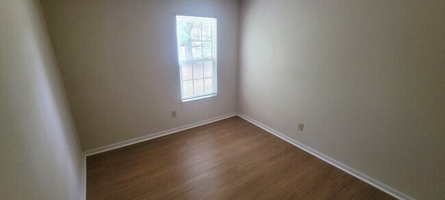 Building Photo - Conveniently Located Three Bedroom Condo