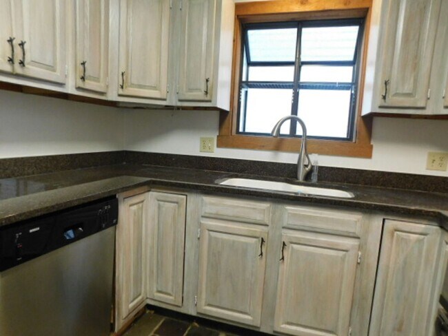 Building Photo - 20 Toppin Dr
