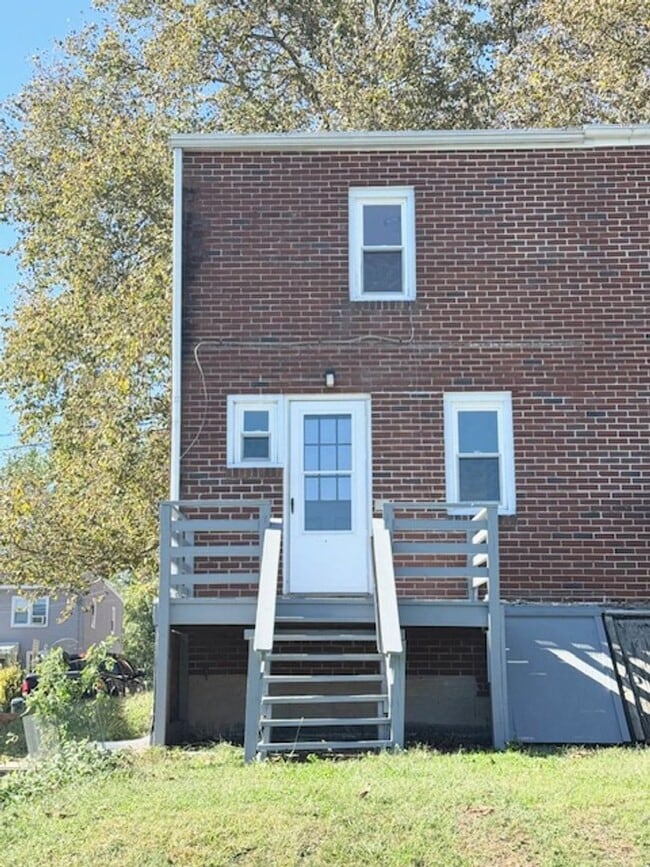 Building Photo - 2 Bedroom Semi-Detached Townhome
