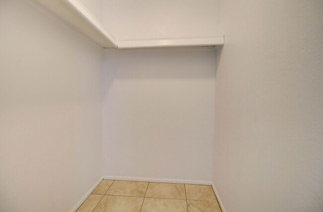 Building Photo - 154 E Juniper St