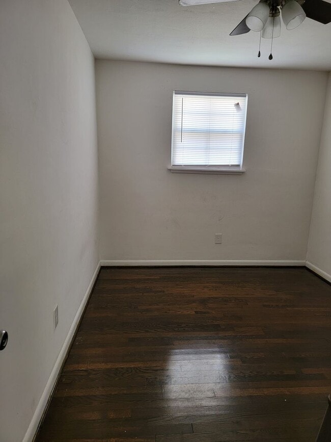 Building Photo - Front half of duplex, 2 bedroom 1 bath