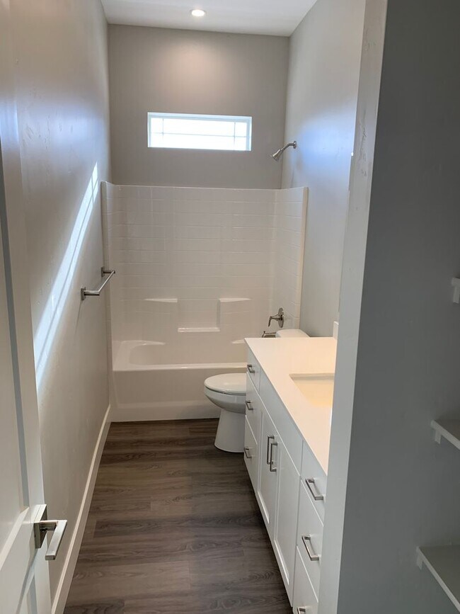 Building Photo - Low-Maintenance Luxury on One Level - new home Star, ID