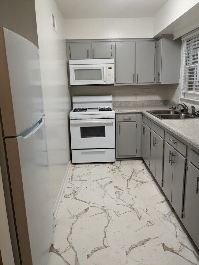 Building Photo - One bedroom opportunity in Five Points!