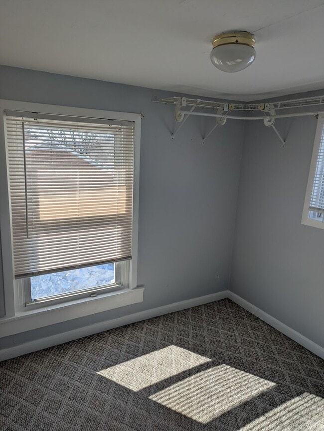 Building Photo - 3 Bedroom 2 Bath SFH