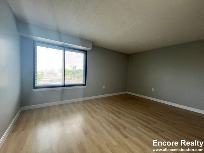 Building Photo - Large Luxury Coolidge Corner Apt w Heat, H...