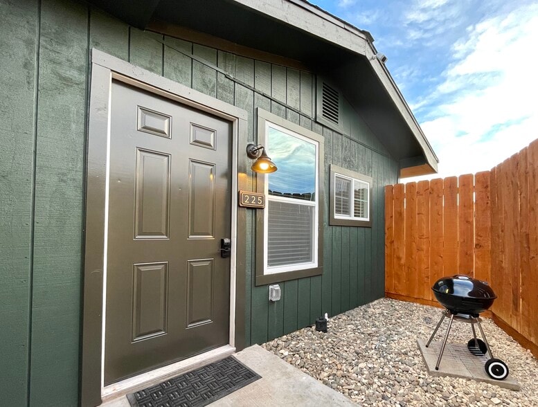 Building Photo - 225 E Branch St