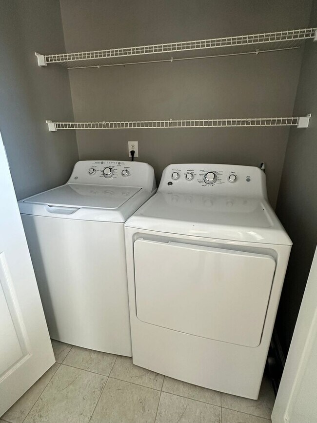 Building Photo - 2 bedroom/1.5 bath end unit townhome in gr...