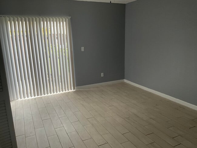 Building Photo - 214 Sparrow Dr
