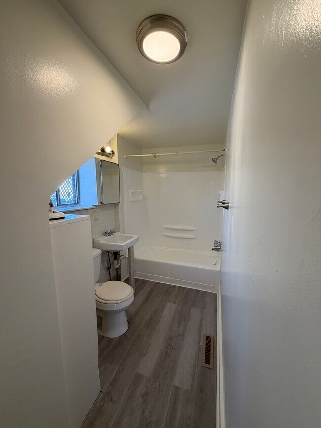 Building Photo - 717 W Market St