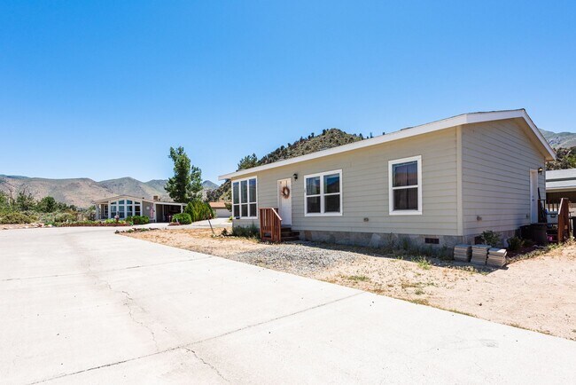 Building Photo - Cozy Upgraded Home w/ Panoramic Mountain V...