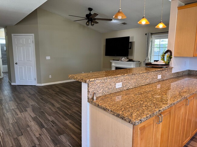 Building Photo - 3 bdrm 2 bath house on quiet cul -de-sac w...