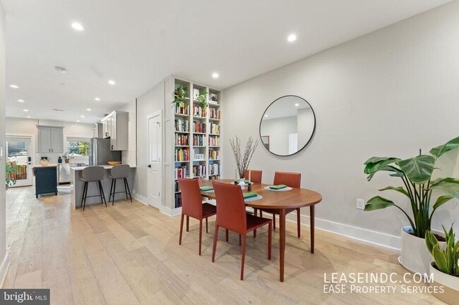 Building Photo - 121 15th St SE