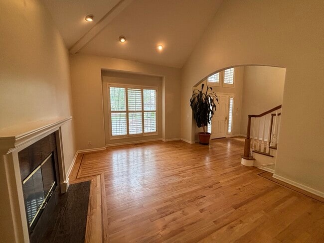 Building Photo - 740 Oak Crest Cir