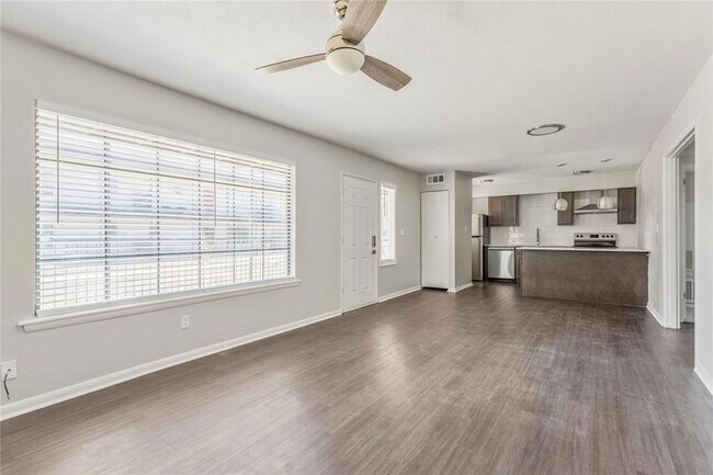 Building Photo - 2810 Dorchester Dr