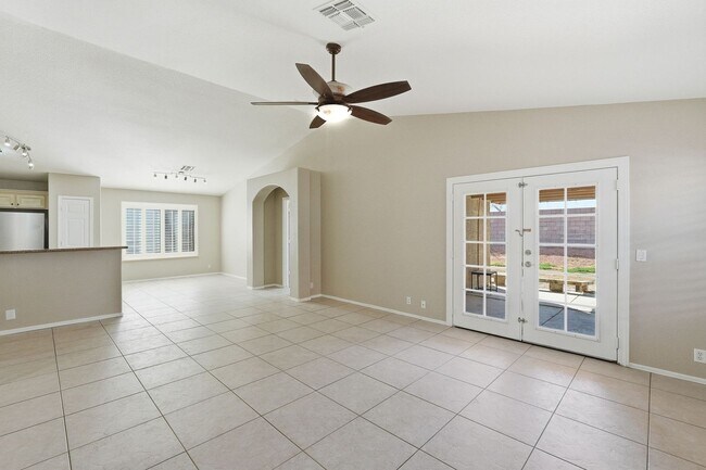 Building Photo - Three bedrooms PLUS Den! Ready to Move In