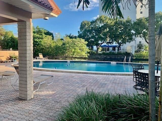 Building Photo - 140 NE 19th Ct