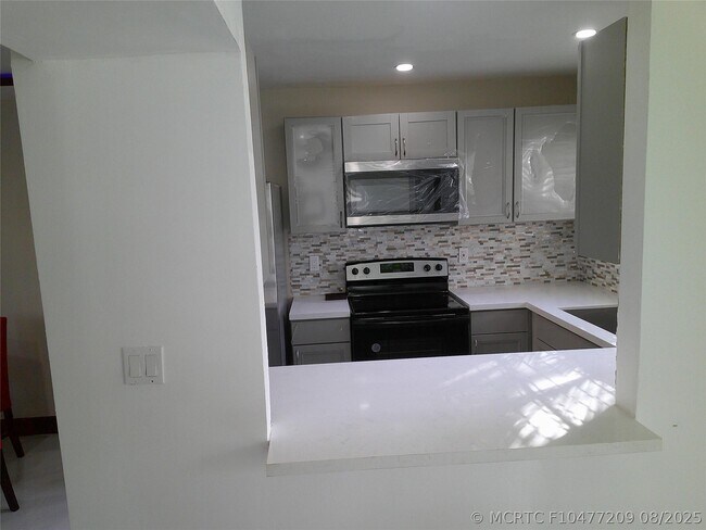 Building Photo - 3810 SW 52nd Ave