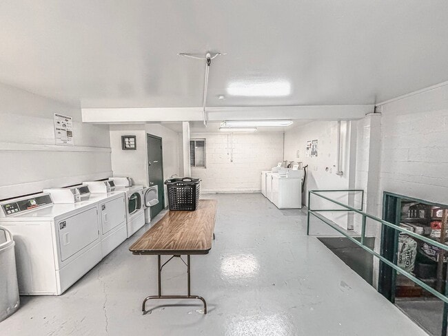 Building Photo - Beautiful 2 Bed 1 Bath Condo With A Balcony In Desired Cardinal Forest