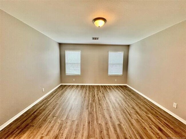 Building Photo - 4 bed/2 bath newer construction in prime location in Claremore!