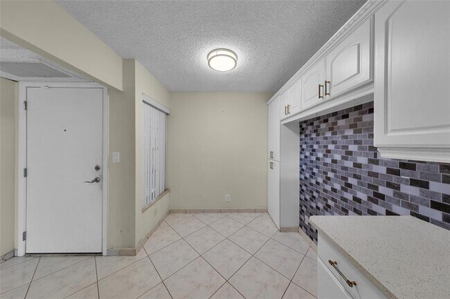 Building Photo - 7 Royal Palm Way
